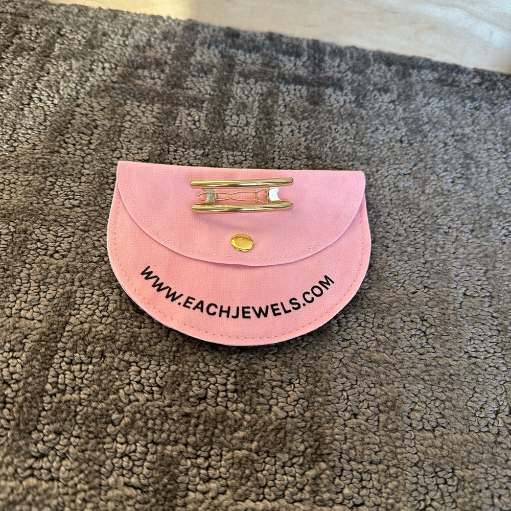 Each jewels Melanie Barrette